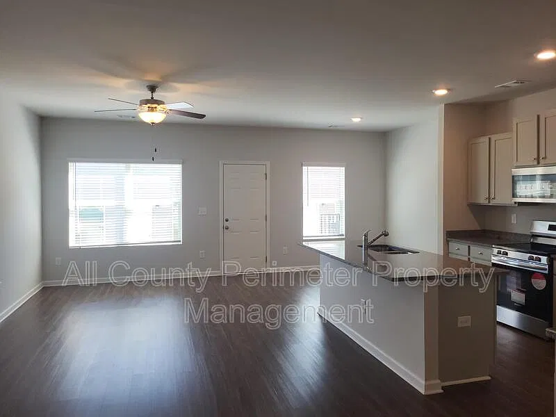 3 bed, 2.5 bath, 1665 sqft, $1,650 — Photo 2