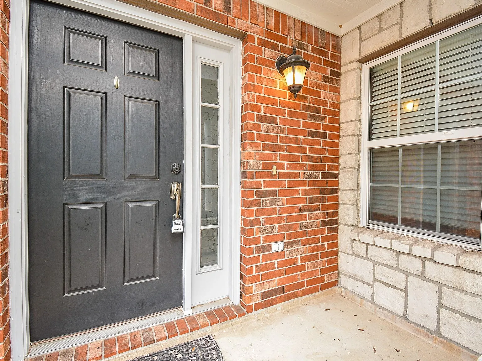 3 bed, 2.0 bath, 2350 sqft, $2,200 — Photo 2
