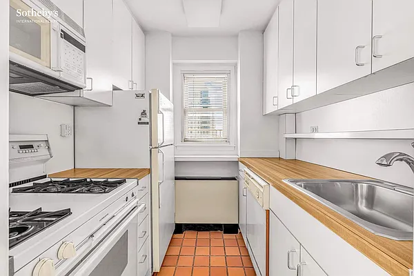 Sold by Sotheby's International Realty | media 6