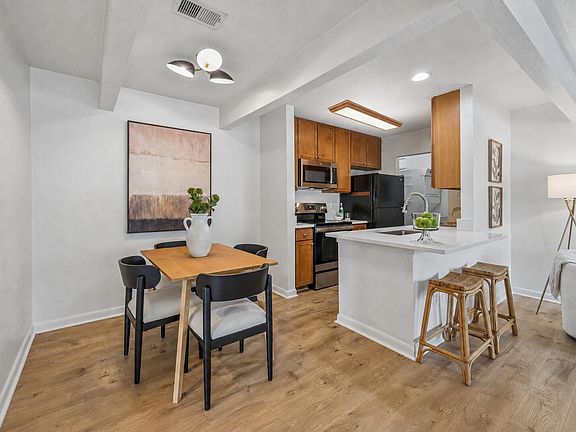 5th image of 276 Alexandra Dr Unit 1