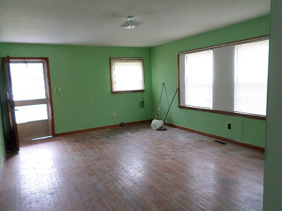 4th image of 1727 Oak St