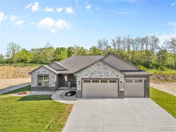 2947 Bluff Ridge Ct, Maryville, IL 62062