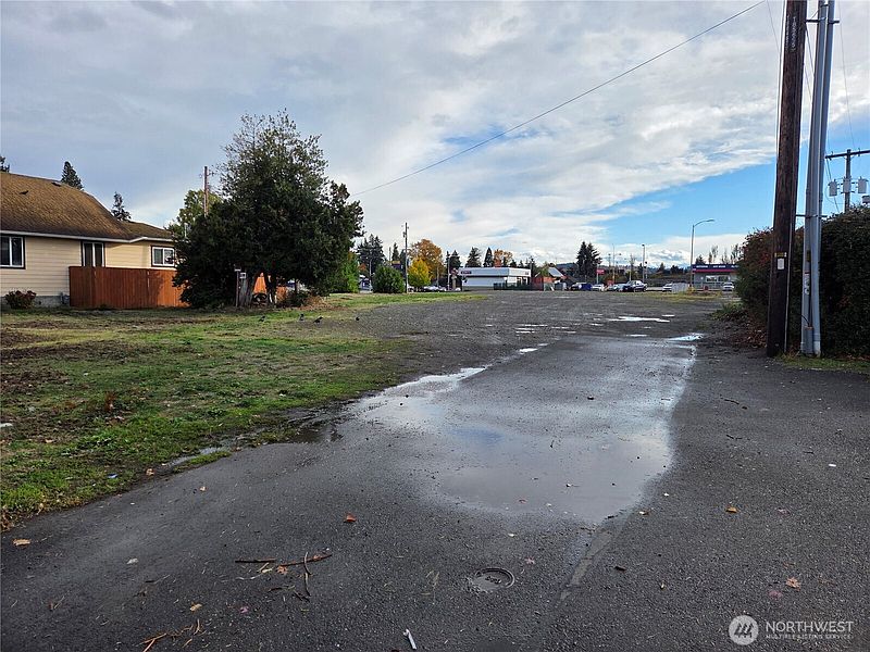 3rd image of 225 Auburn Way S