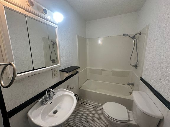 5th image of 136 E Woodside St