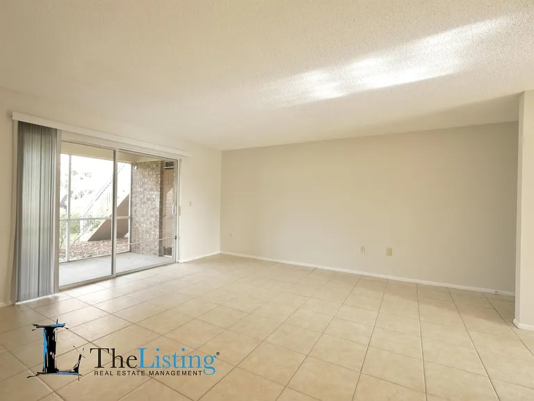 408 Banyon Tree Cir #100 — Photo 5