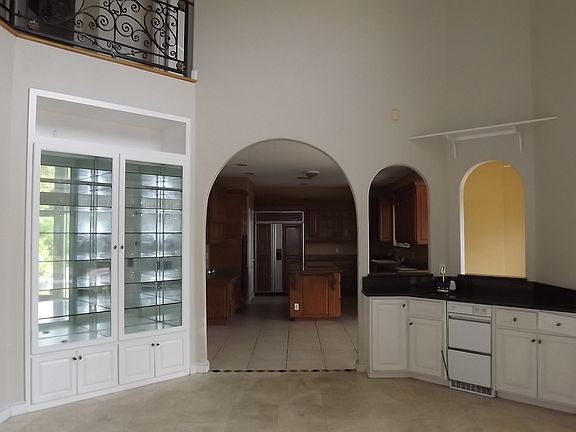 Family Rm Curio Cab&Wet Bar