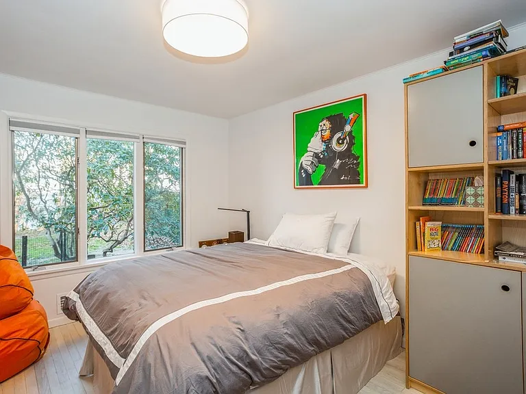 223 Kings Point Rd — Photo 26