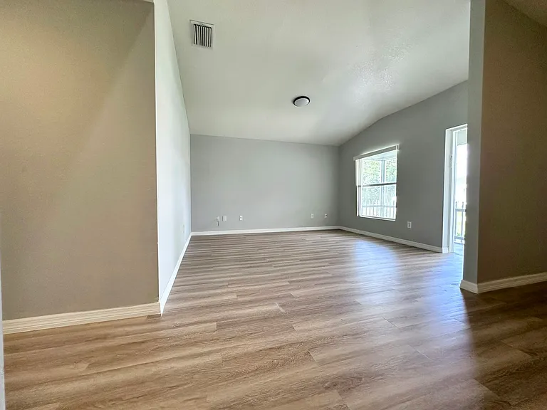 228 Homer Ave S — Photo 6