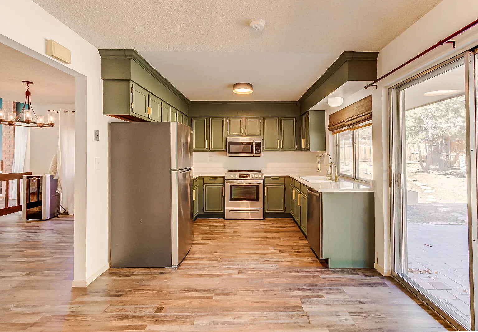 3 bed, 2.0 bath, 1554 sqft, $2,468 — Photo 3