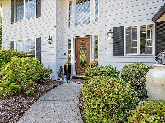 4th image of 215 W St James Place