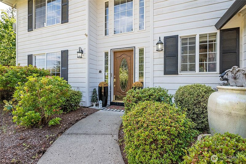4th image of 215 W St James Place