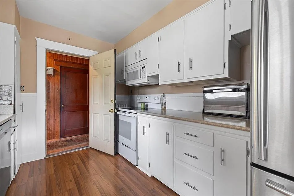2 bed, 1300 sqft, $2,200 — Photo 3