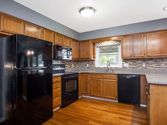 3rd image of 60 Concord Ct