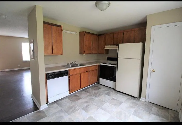 2447 Caroline Dr #C — Photo 6