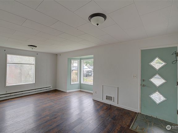 3rd image of 412 Fir Street NE