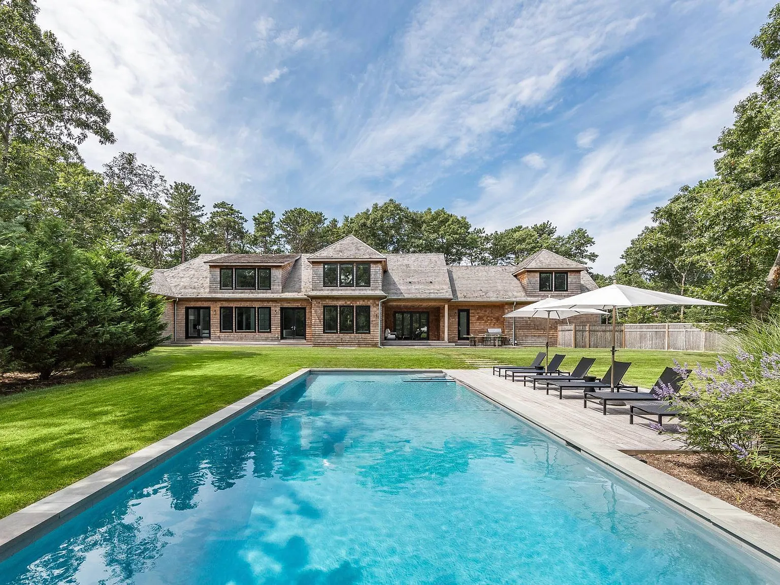 Stunning East Hampton Retreat — Photo 1