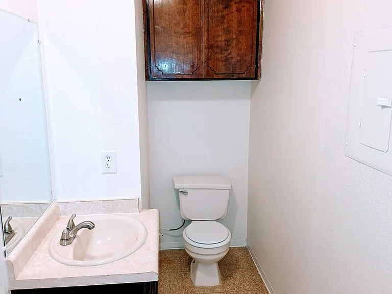 211 W Ash St — Photo 6