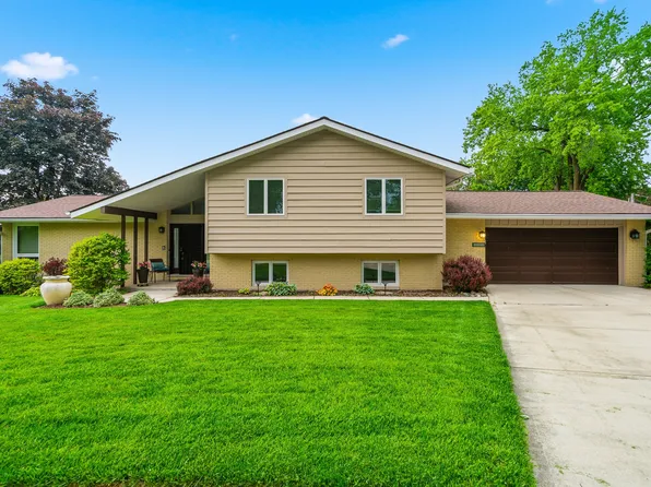 1107 Valley Ln, Lockport, IL 60441