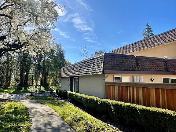 2nd image of 1912 Bluewood Cir
