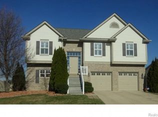 9013 Maple Ridge Dr, Newport, MI 48166