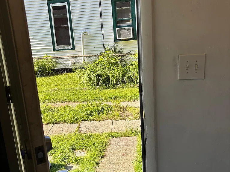 1421 Lyons Ave — Photo 28