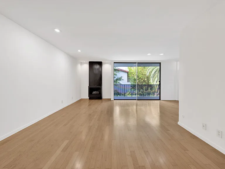 1147 N Clark St #206 — Photo 4