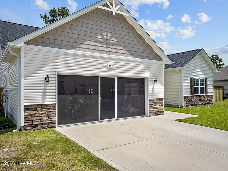 251 Breakwater Dr — Photo 2