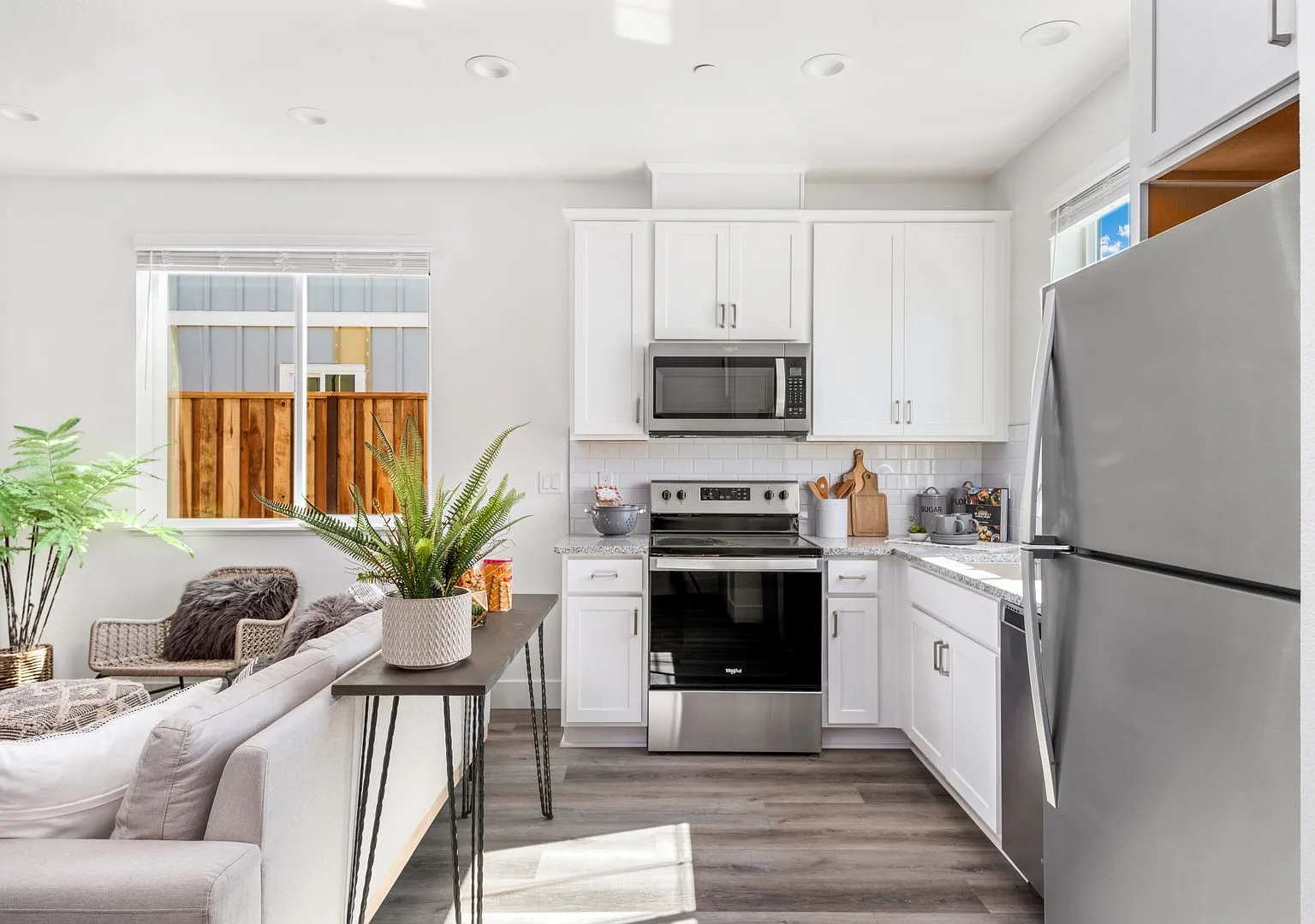 Welcome Home to this 2 bed 1 bath upper unit with side back yard — Photo 3