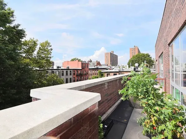 324 Grand Avenue image 2 of 9