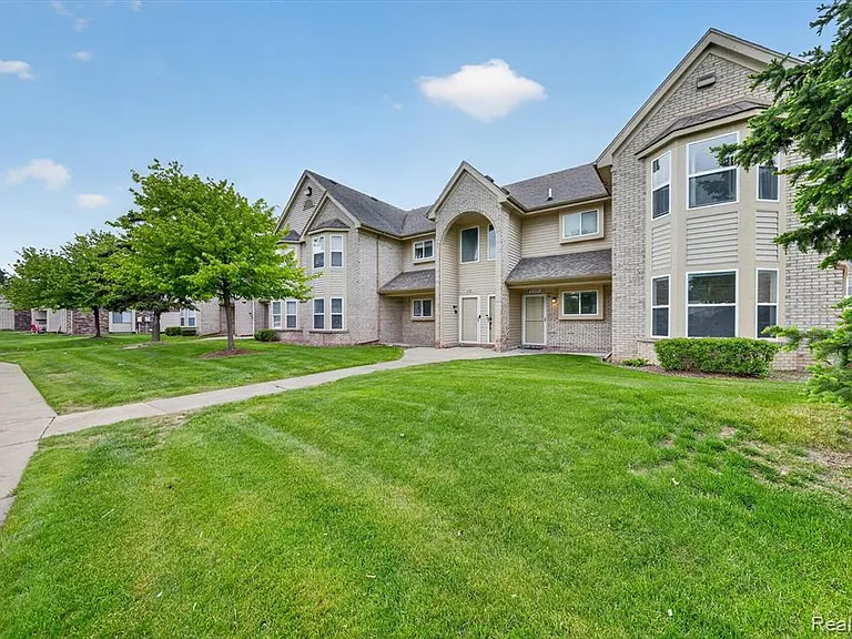 44393 Sunnyside Dr — Photo 2