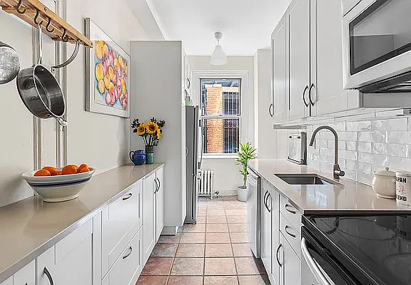 3rd image of 39 Plaza St W