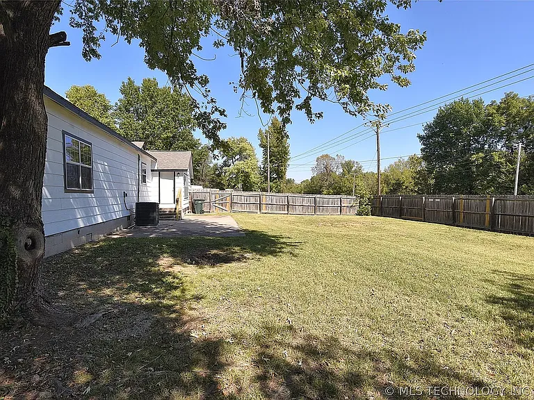 535 E Oak St — Photo 10