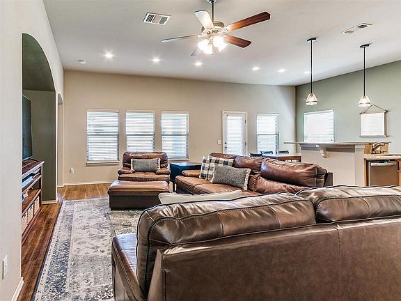 4th image of 913 Bear Mountain Dr
