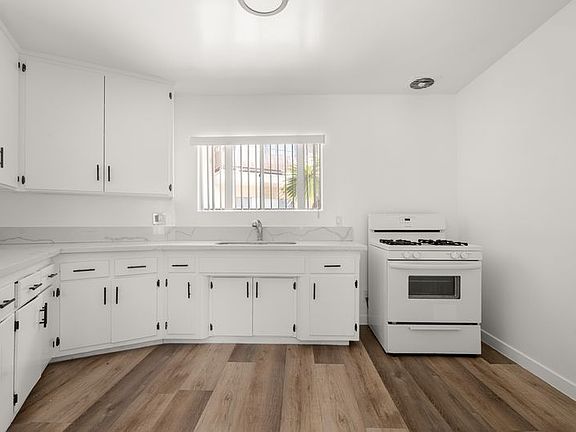 3rd image of 5-4515 August St Unit 5