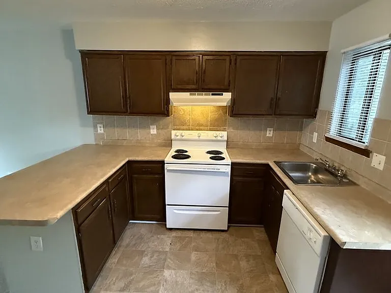 4554 N New Hope Rd — Photo 3