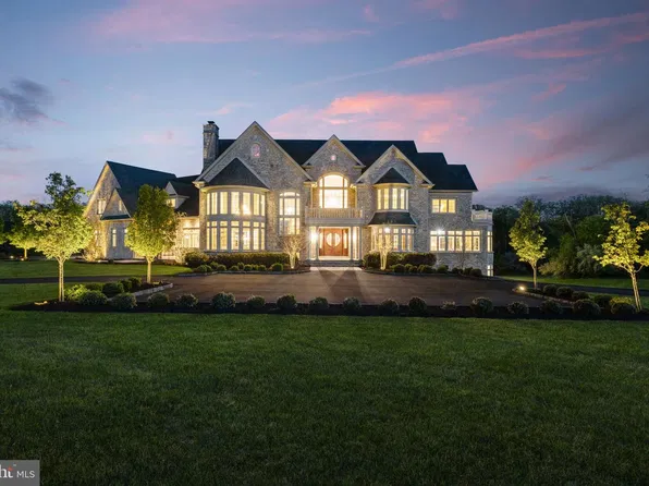 10 Stonebridge Crossing Rd, Newtown, PA 18940