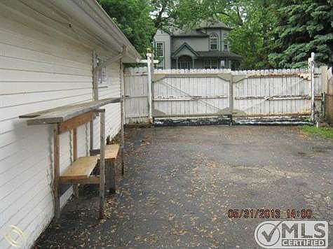 drive way side.jpg