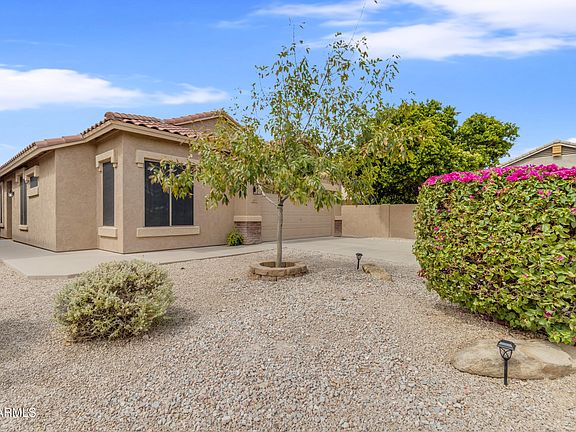 3rd image of 1121 E RANCH Court