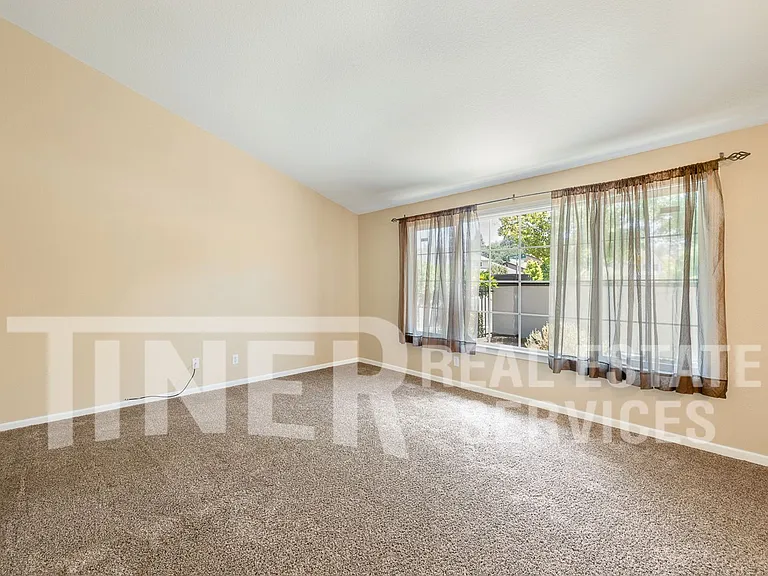 1721 Oakwood Dr — Photo 9