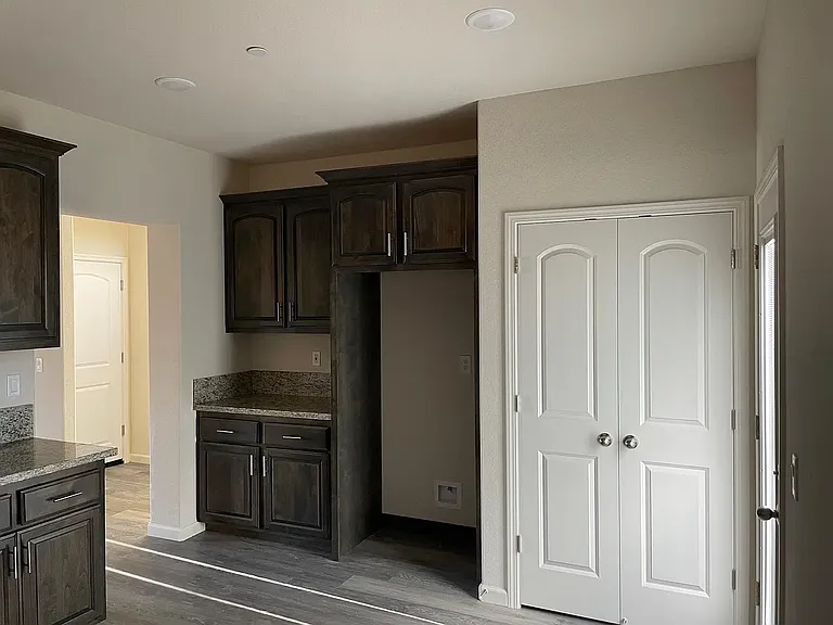 661 Granada Ct — Photo 4