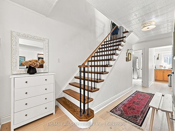 5th image of 590 Walsh Dr