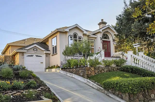 2113 Hillside Dr — Photo 1