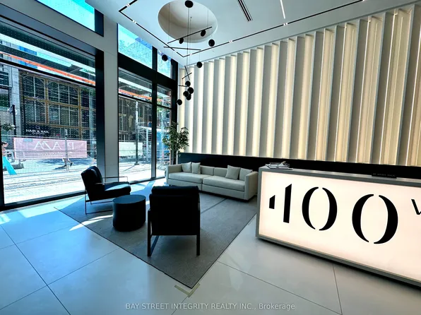 400 King St W, Toronto, ON