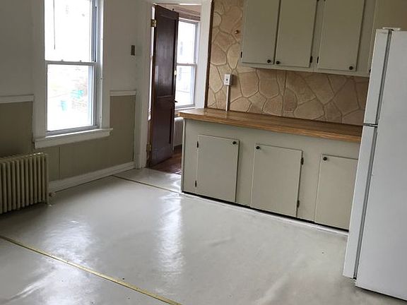 2nd image of 214 Oak St #3
