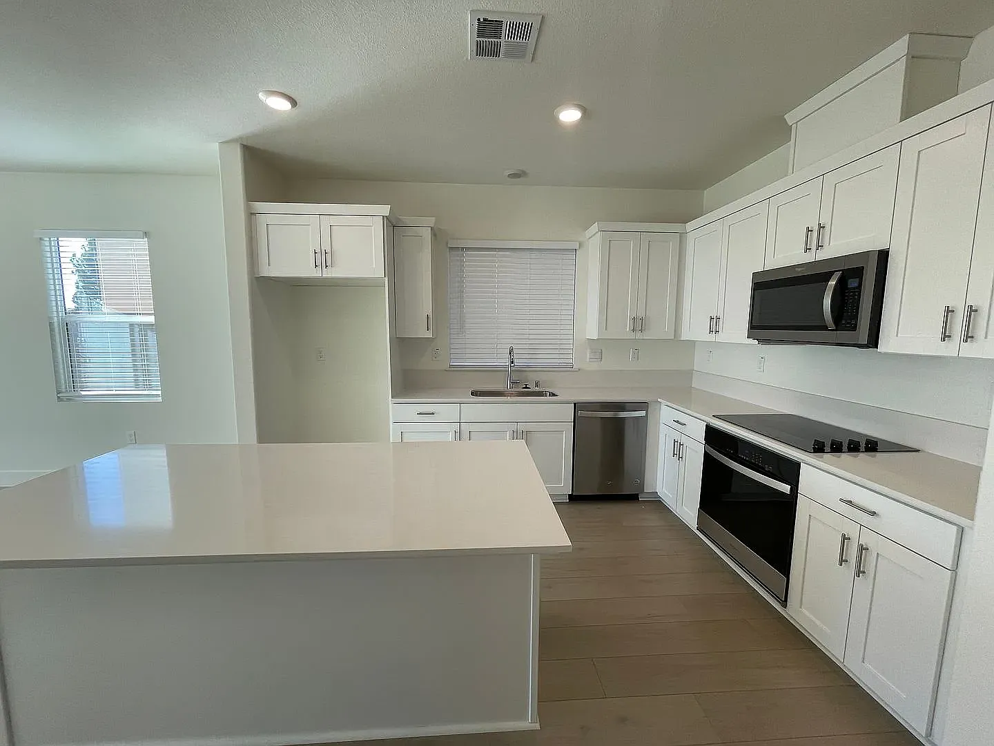 3 bed, 1353 sqft, $3,200 — Photo 3