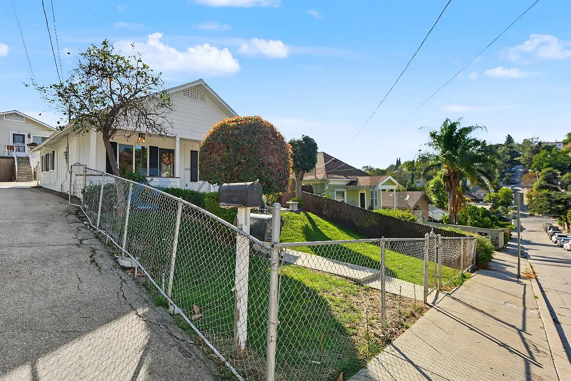 3 bed, 1100 sqft, $4,600 — Photo 3