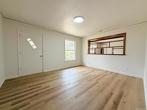4th image of 901 Valley Dr