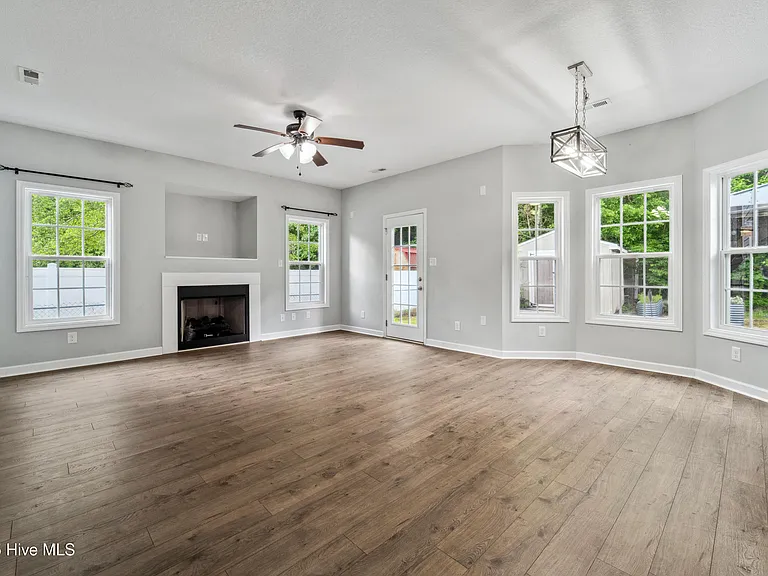 138 Briar Hollow Dr — Photo 4