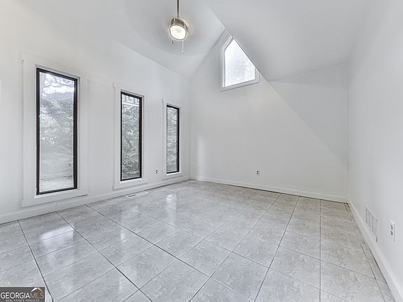 3rd image of 932 Blackwell Trl