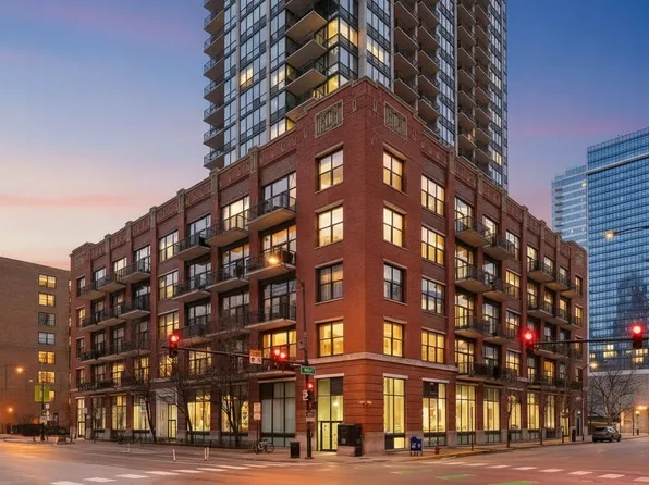 210 S Desplaines St APT 402, Chicago, IL 60661